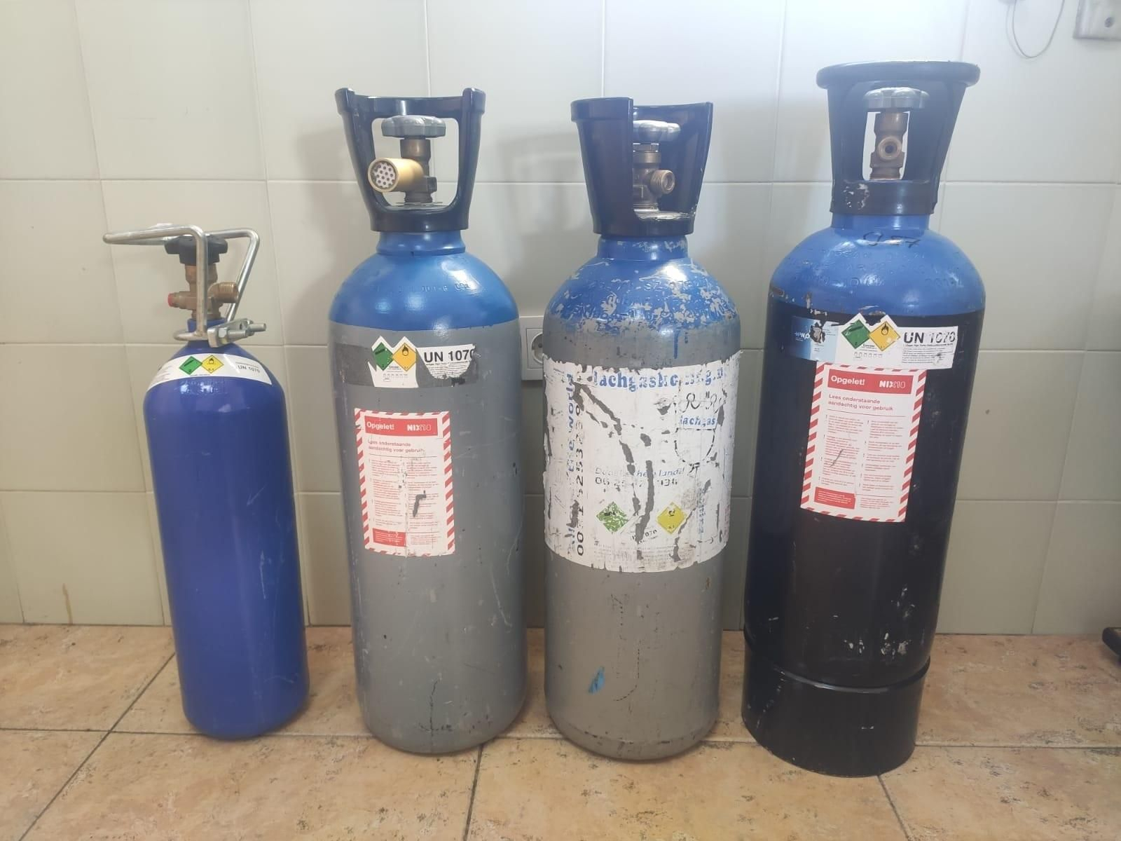 Botellas de óxido nitroso encontradas en la fiesta del hotel de Palmones