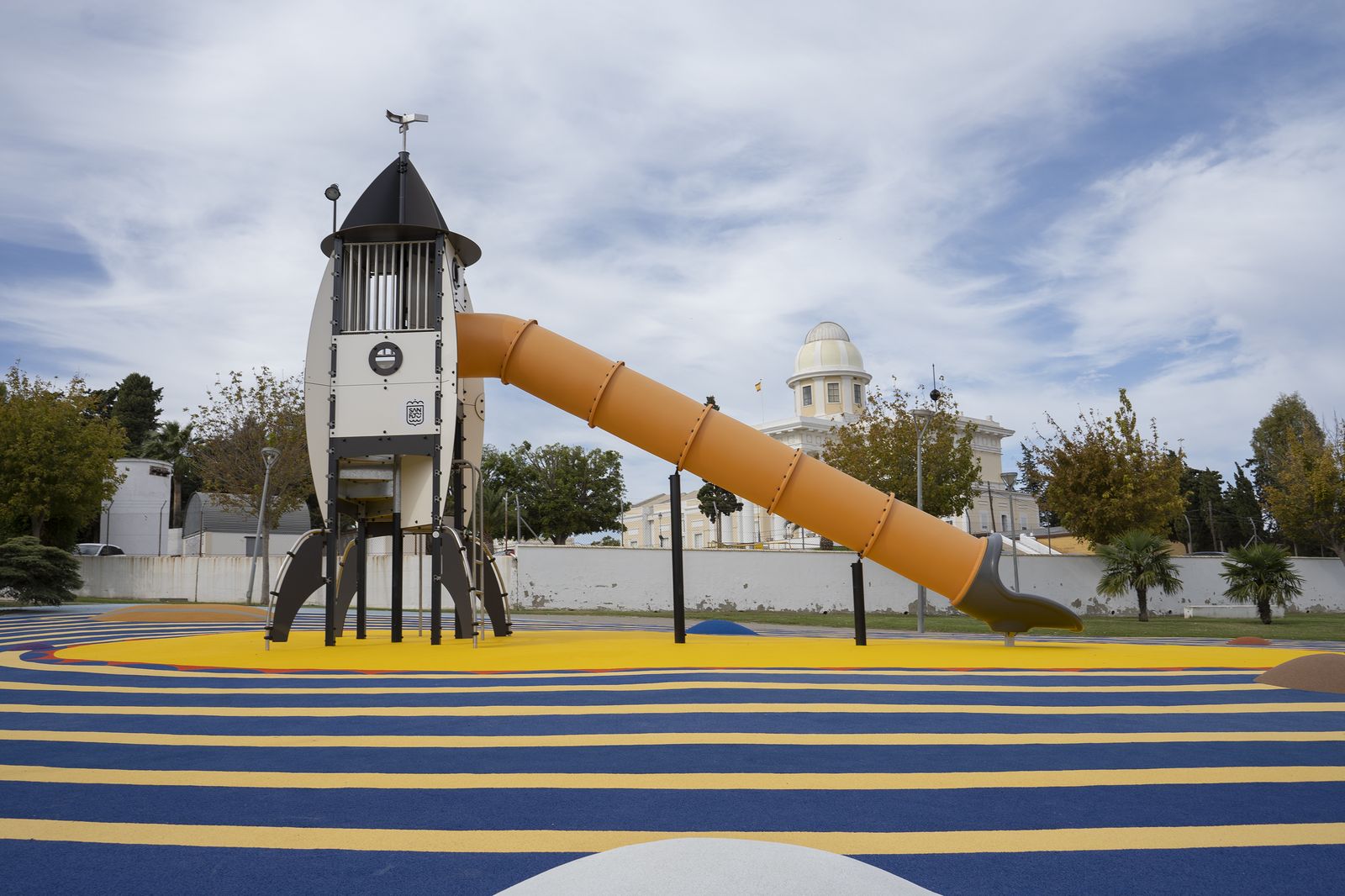 El Parque Astronómico del Barrero, situado junto al Observatorio y tematizado en sintonía con este señero edificio de La Isla.