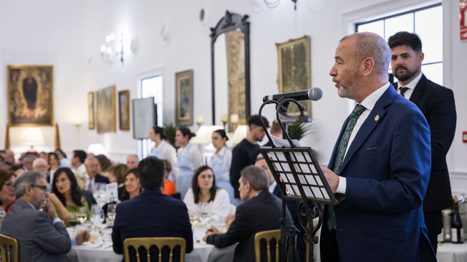 Fernando Terrón, decano del Colegio de Ingenieros Técnicos Industriales de Granada durante su discurso.