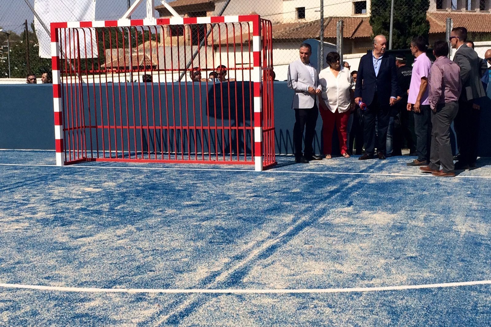 El ex seleccionador de España, Vicente del Bosque, junto a responsables dela Diputación de Málaga y el  Ayuntamiento de Cuevas de San Marcos.
