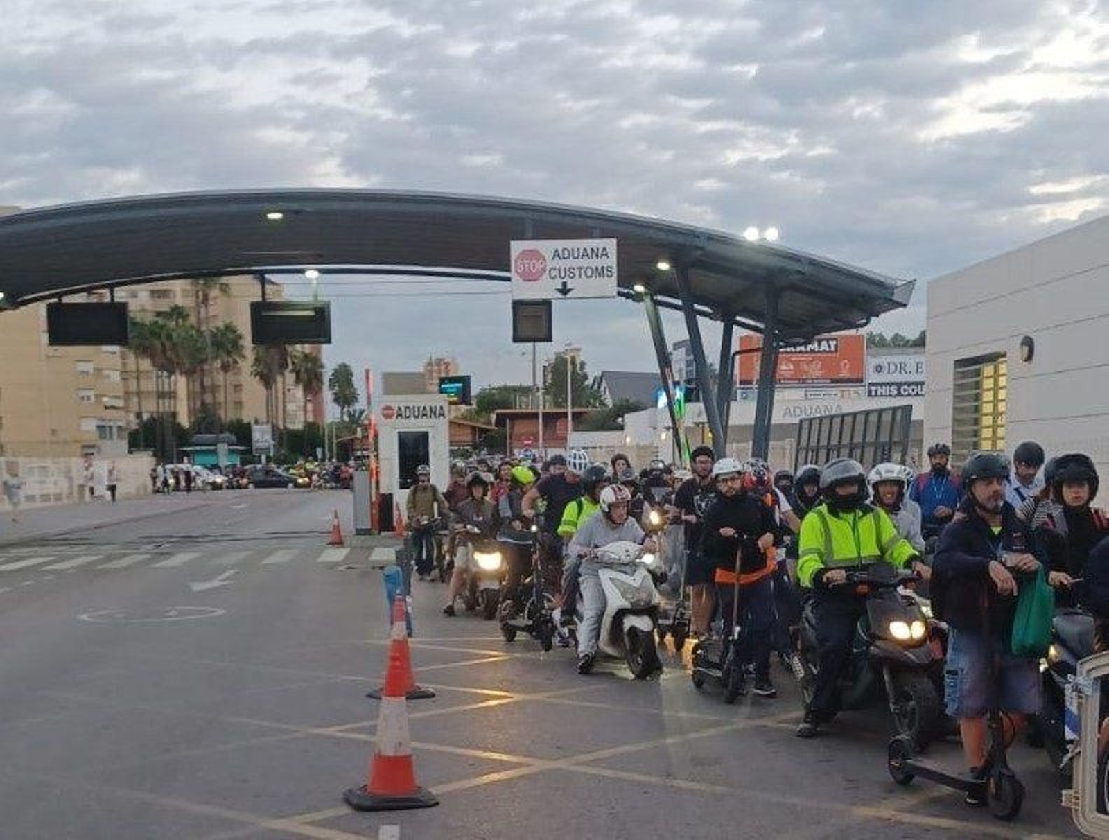 Una cola de motoristas y personas en patinete, en la entrada a Gibraltar.