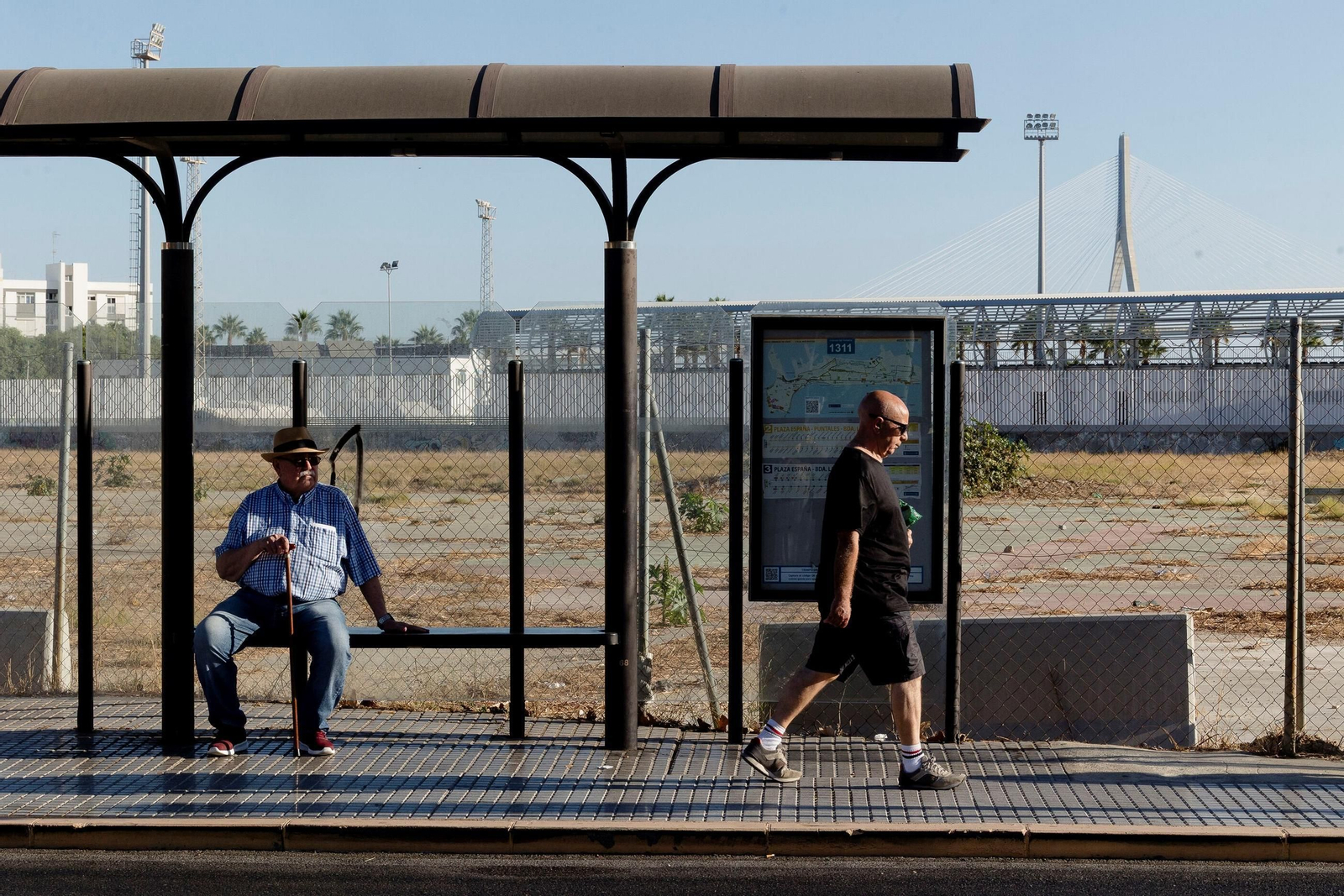 Parada de autobús justo ante el solar que acogerá al nuevo hospital en Cádiz.