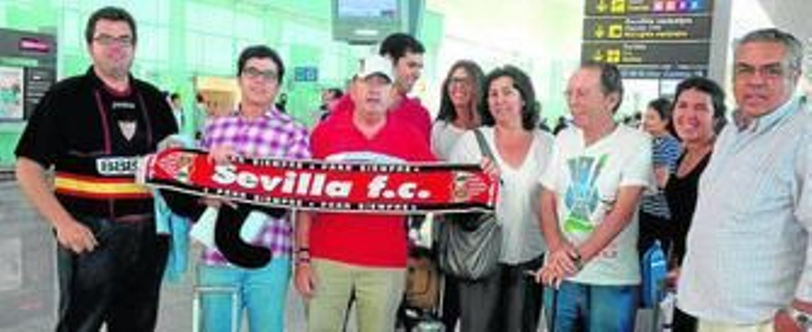 Arriba, aficionados en pleno viaje; abajo, la delegación sevillista.