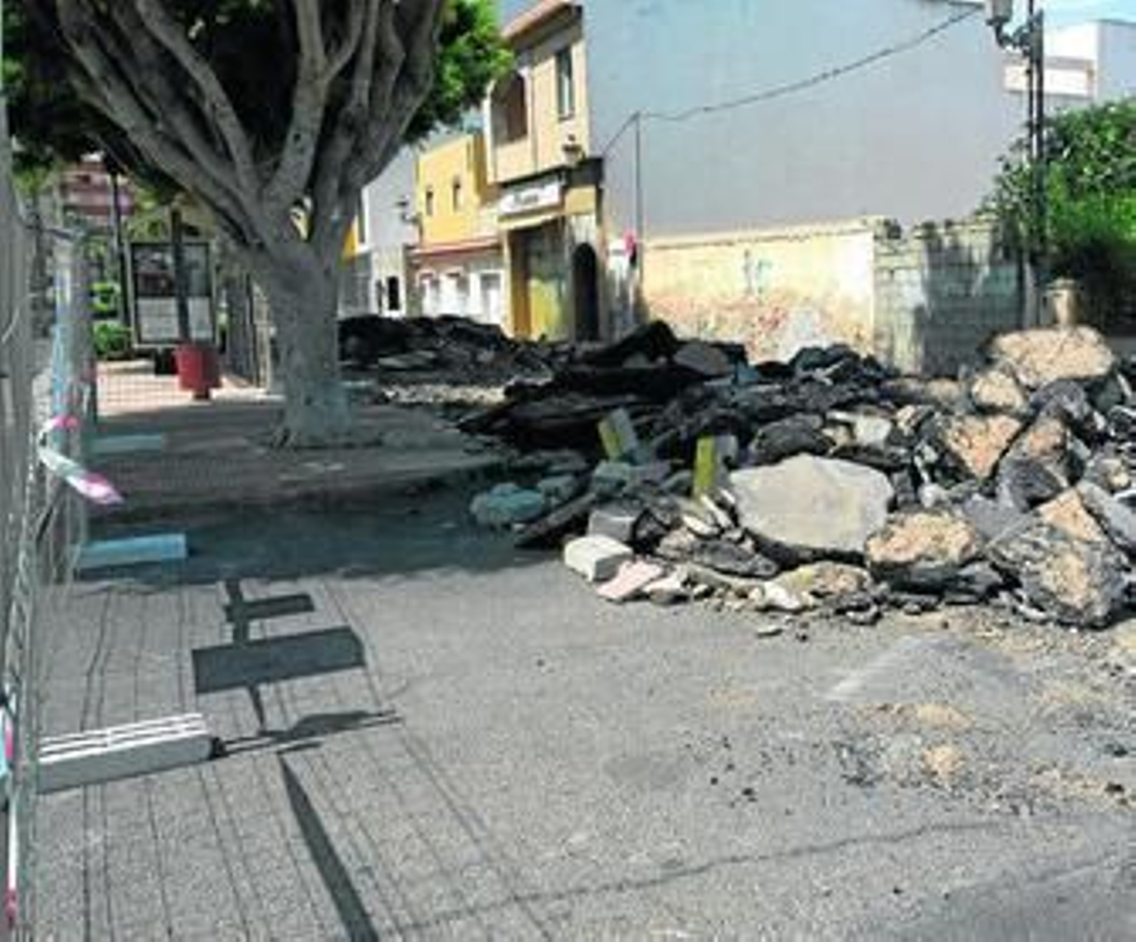 Ya se ha vallado toda la zona y comenzado a levantar el asfalto para renovar la pavimentación.