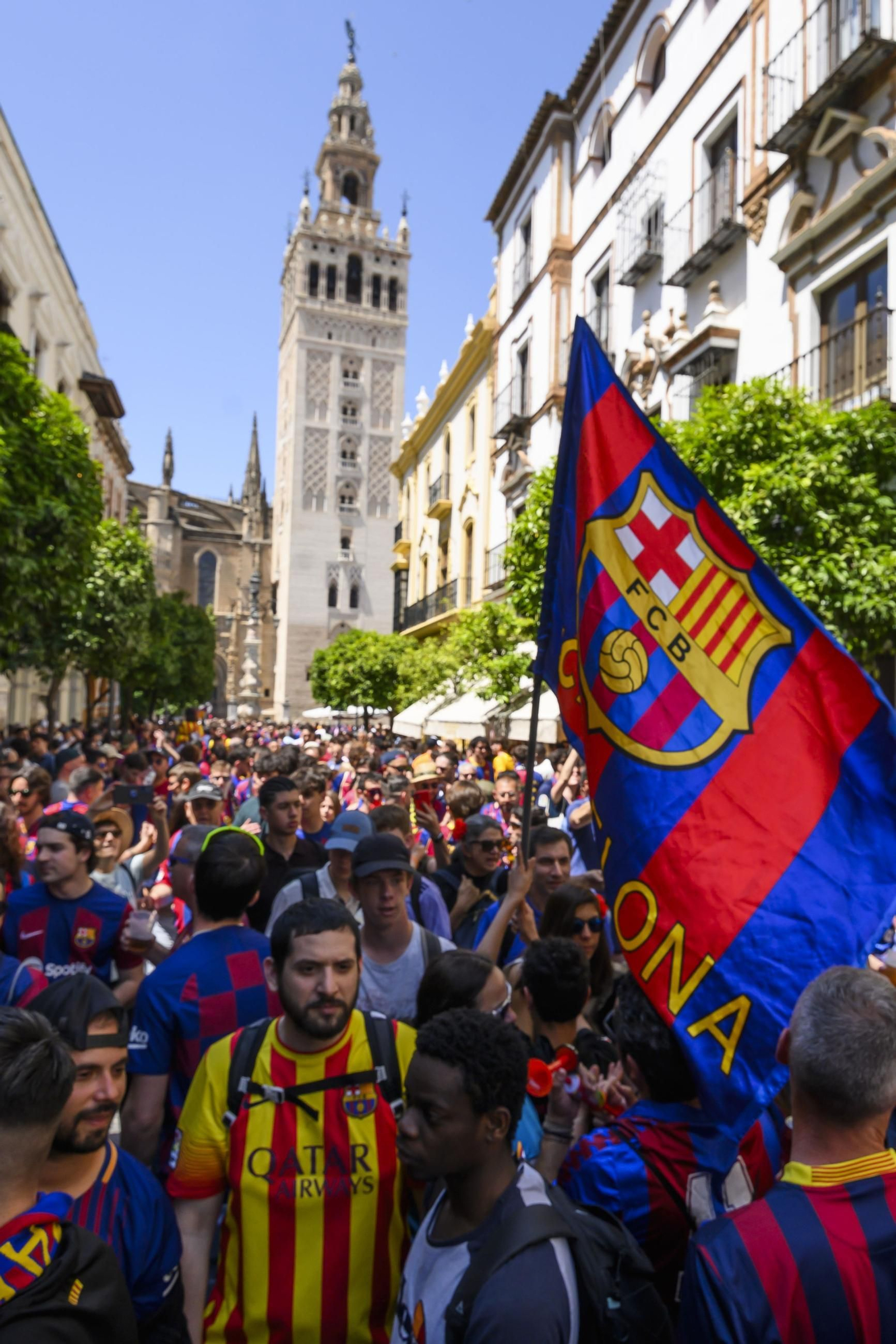 Los aficionados del Real Madrid y el FC Barcelona toman las calles del centro de Sevilla