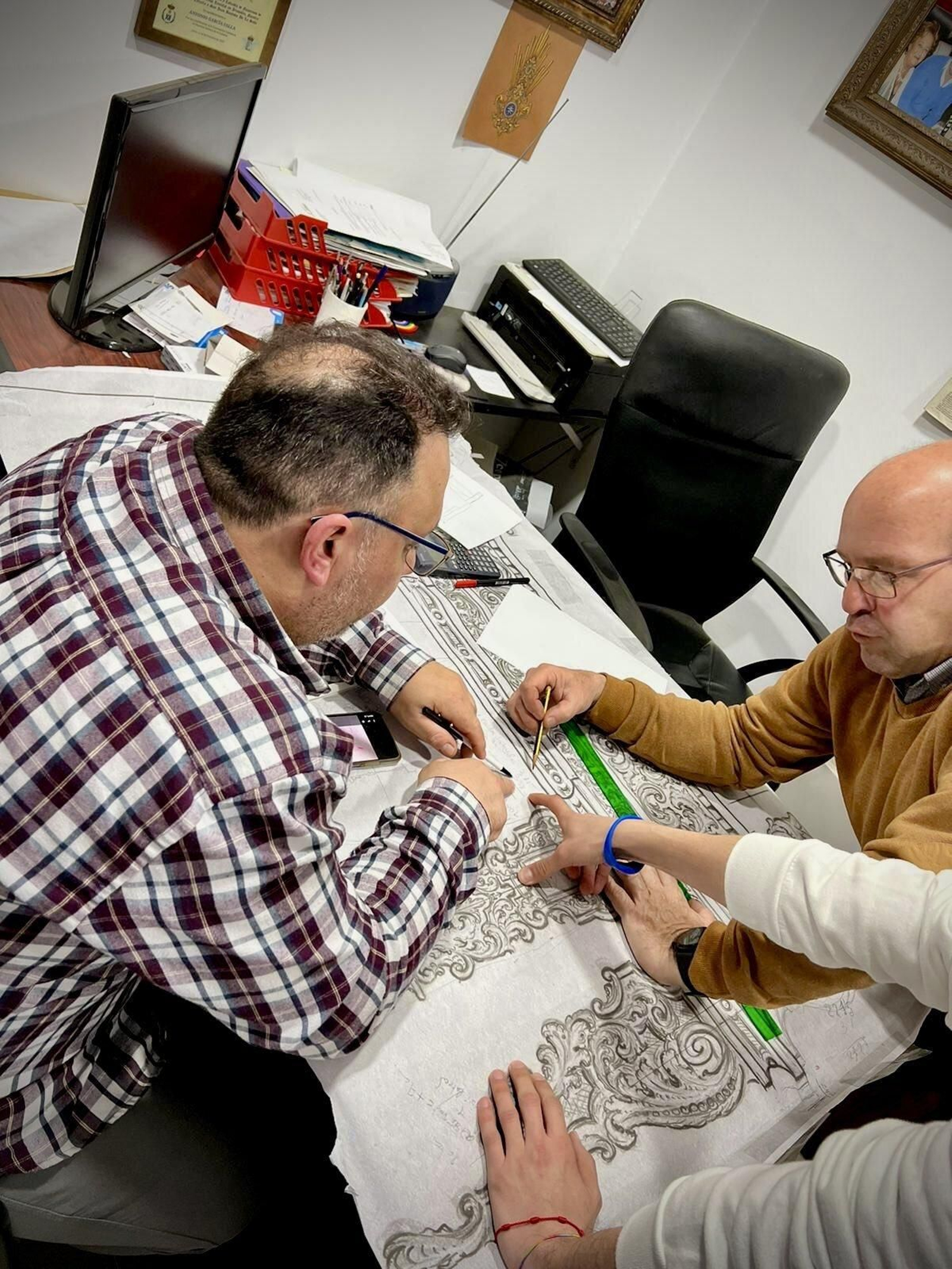 El orfebre Antonio García Falla analiza el proyecto de remodelación de los respiraderos del palio del Amor.