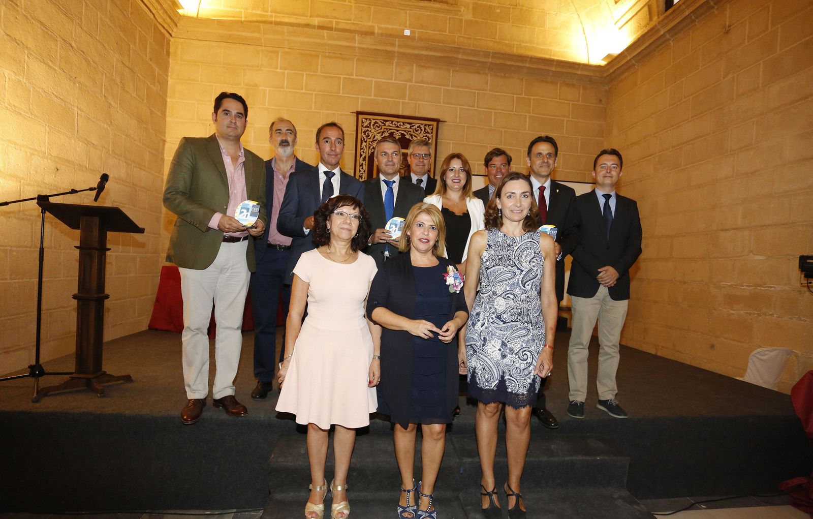 Parte del equipo de gobierno, la diputada Isabel Armario, la presidenta del CEEI y premiados, ayer en los Claustros.
