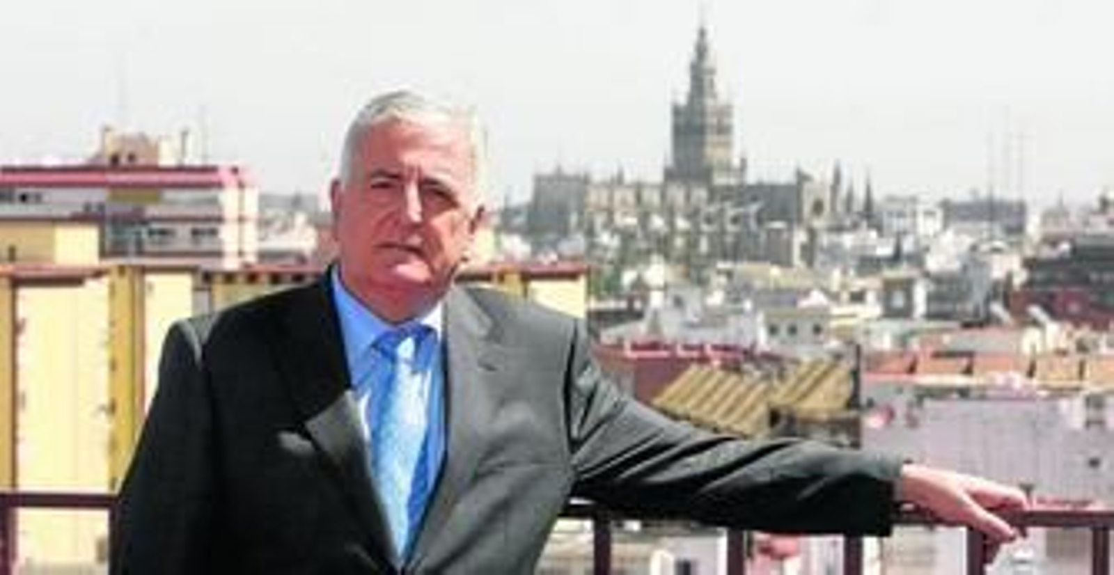 El jefe superior de Policía de Andalucía Occidental, Enrique Álvarez Riestra, fotografiado en la terraza de la Jefatura antes de iniciar la entrevista.