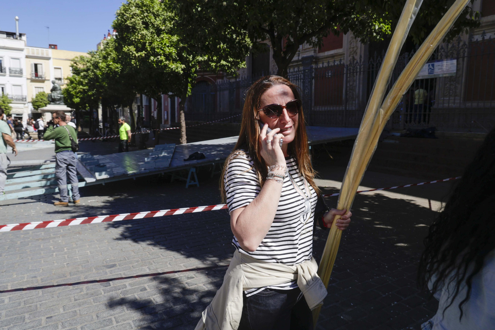 Una mujer con una palma por la Plaza del Salvador en una imagen reciente.