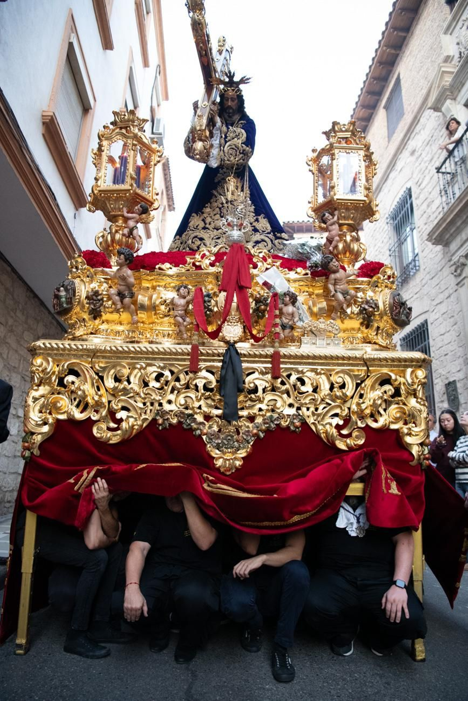 Una marea de devoción inunda Jaén al paso de la Magna, en imágenes