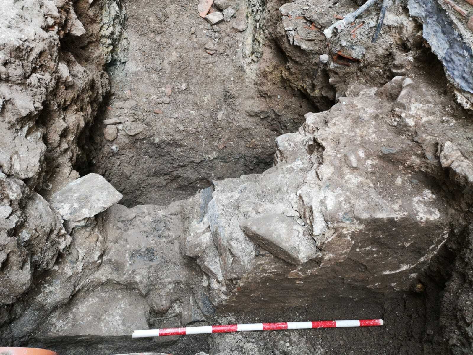 Muros romanos en el casco histórico de Almuñécar.