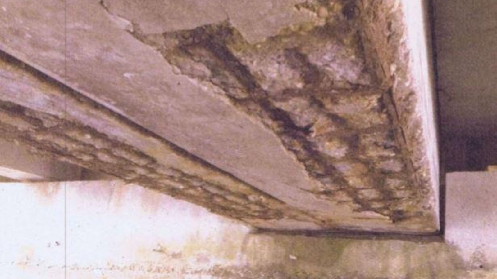 Daños en una de las estructuras.