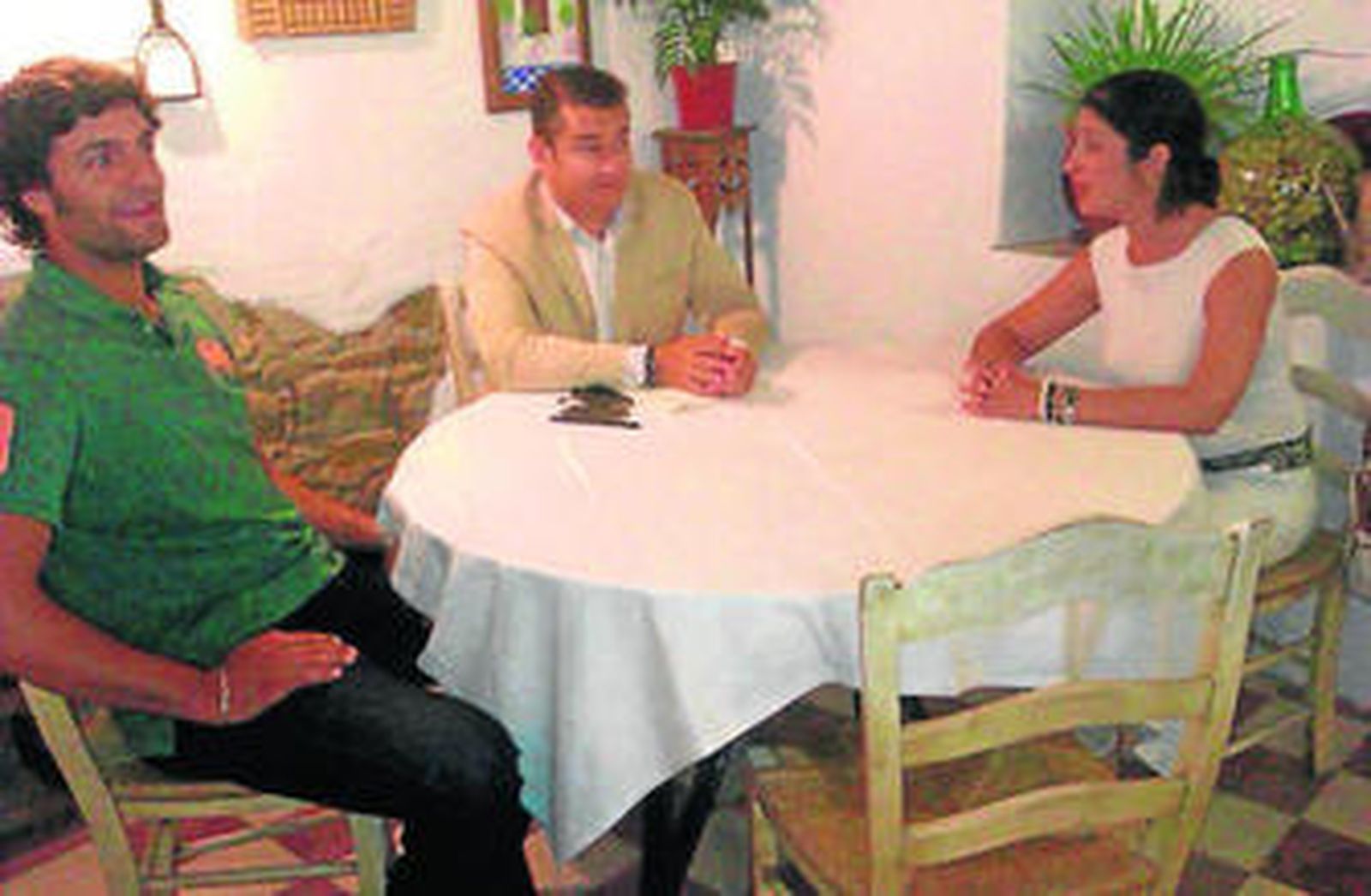 Imagen de la reunión de Sanz con Ruiz y Pro en Jimena.