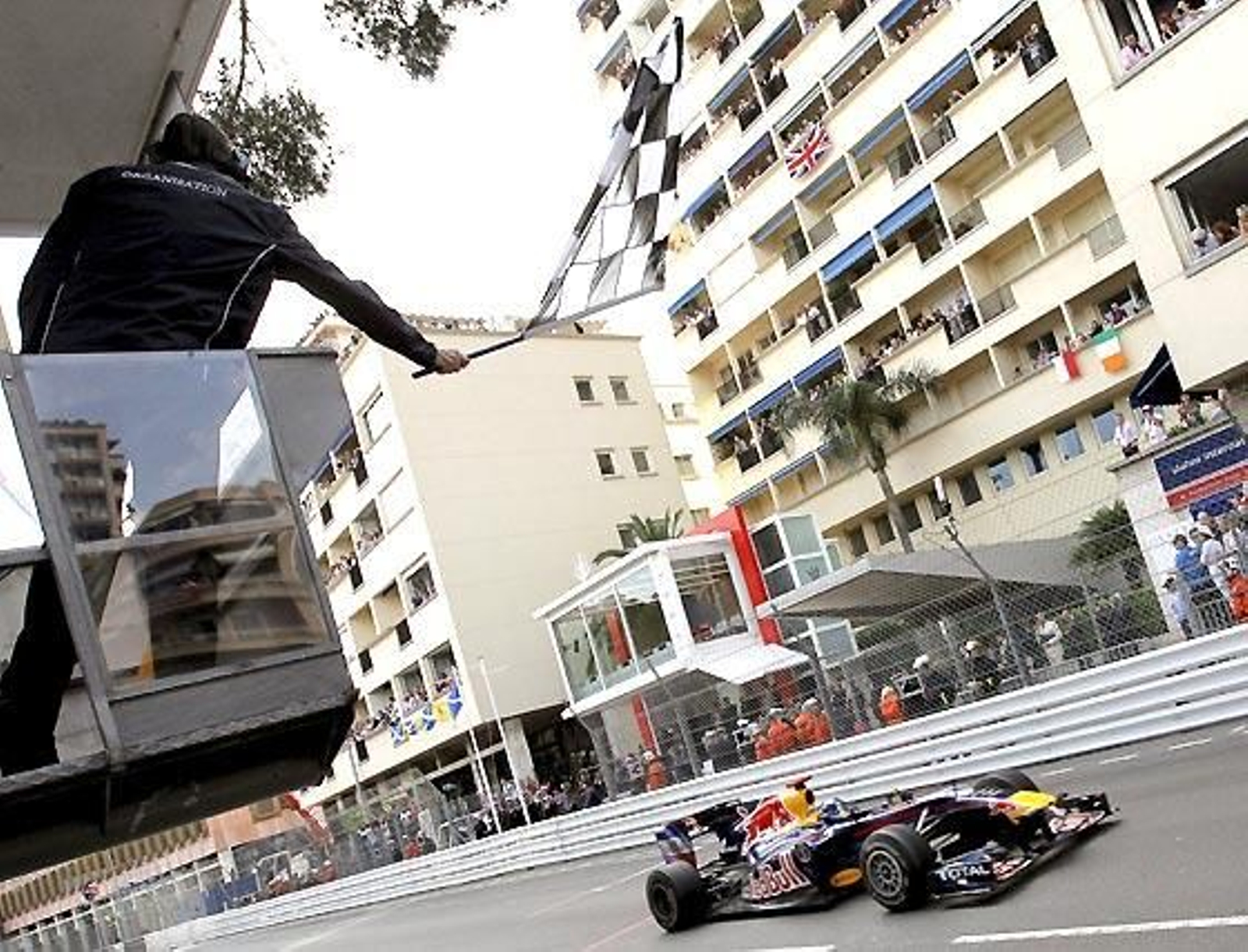 El alemán Sebastian Vettel (Red Bull) cruza segundo la línea de meta del Gran Premio de Mónaco.

Foto: EFE