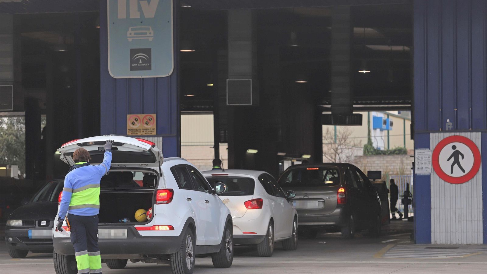 Inspección de vehículos en una ITV de Andalucía.