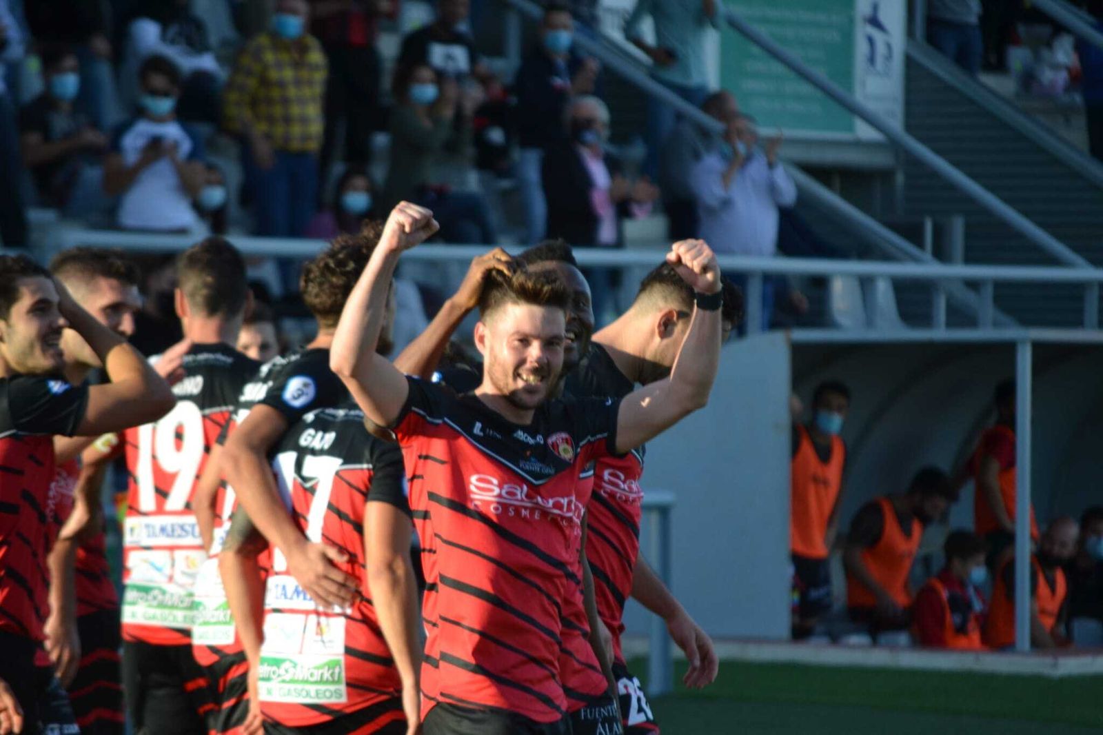 Iván Henares celebra un gol con el Salerm Puente Genil.