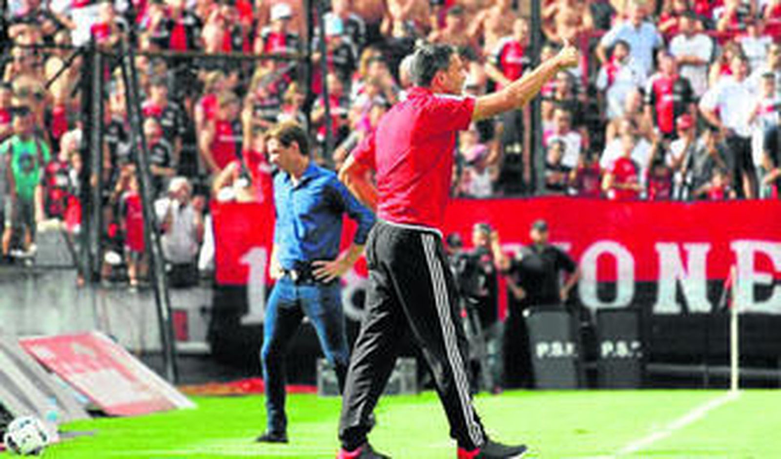 1. Vojvoda dirige su primer partido con el primer equipo logrando un 5-0 ante Racing de Avellaneda. 2. El exalgecirista pisa la Bombonera, donde no pudo repetir éxito y perdió. 3. El famoso diario Olé quiere que siga. 4. Una imagen en su etapa en el Algeciras. Fotos: Newell's/E.S.