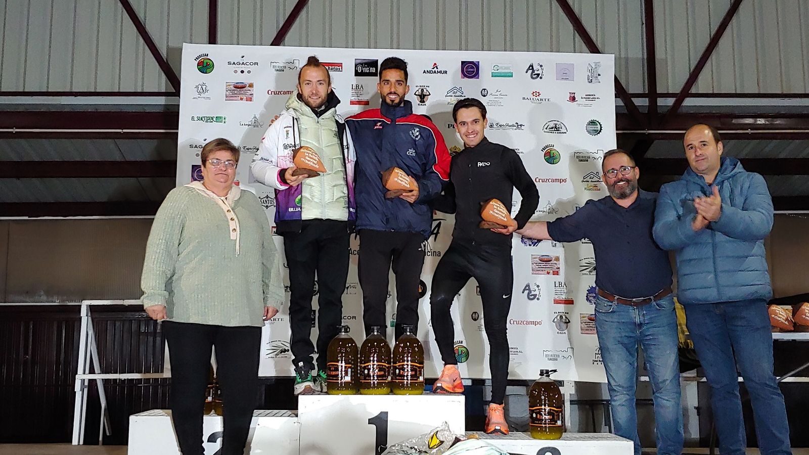 Los dos ganadores, junto a Javi Moret y las autoridades locales en la entrega de premios.