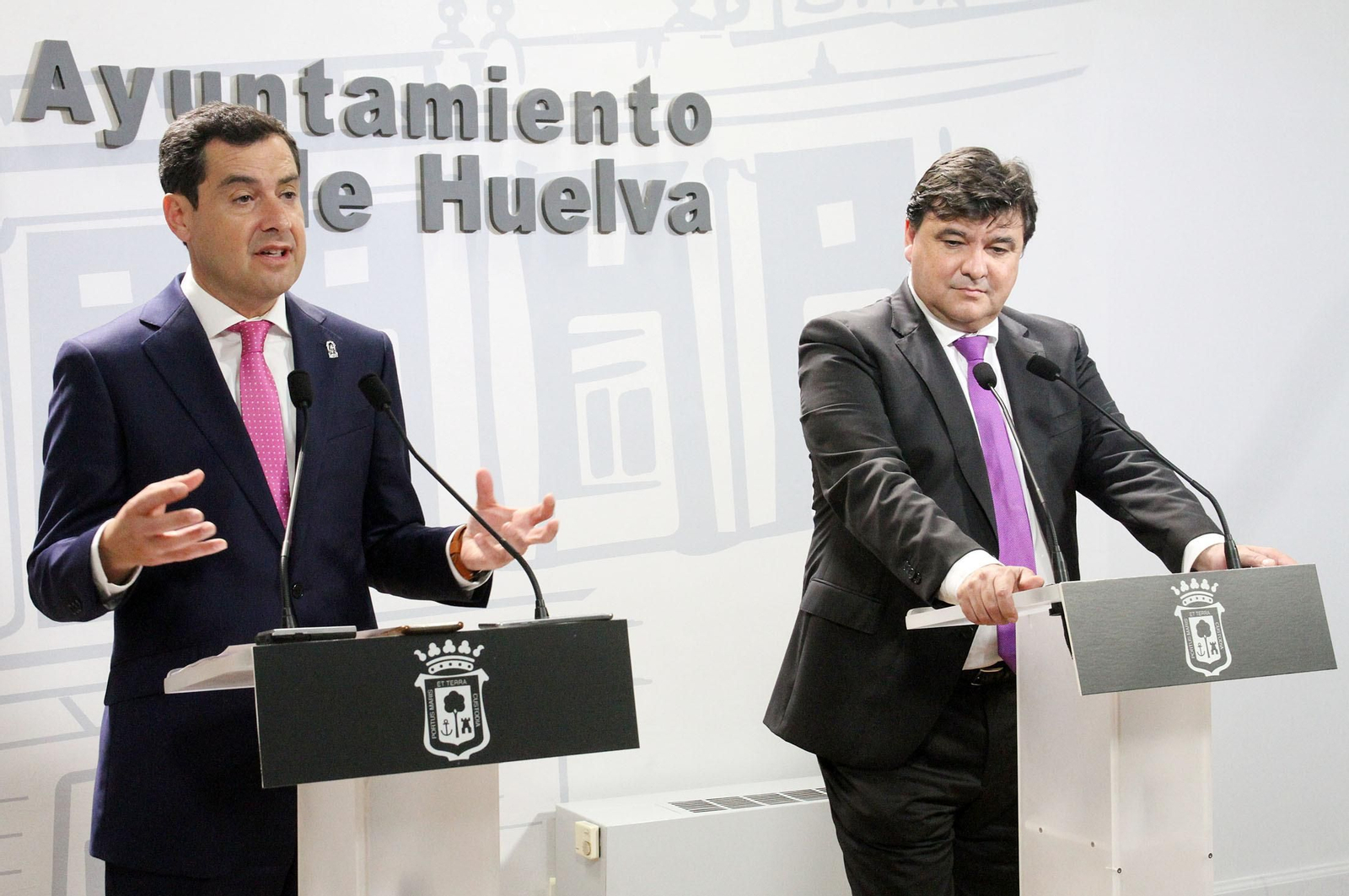 Juanma Moreno se reúne con Gabriel Cruz en el Ayuntamiento, en imágenes