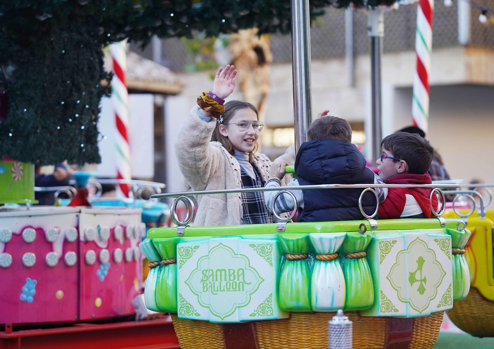 Varios niños se pasean en una atracción navideña del Bulevar.