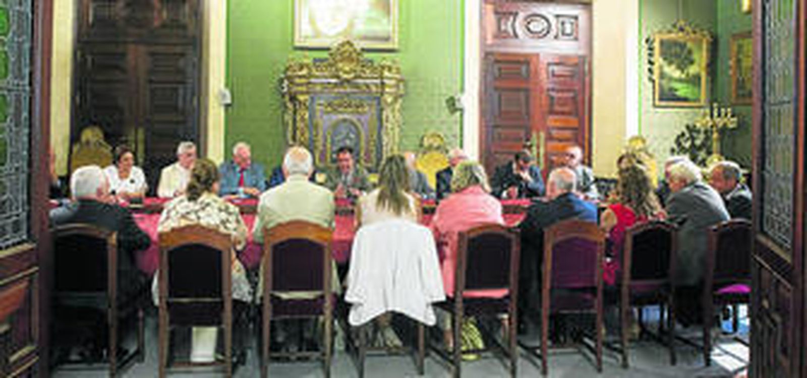 La primera reunión entre el equipo de Espadas y la Unión Cívica del Sur tuvo lugar ayer en uno de los salones del Ayuntamiento de Sevilla.