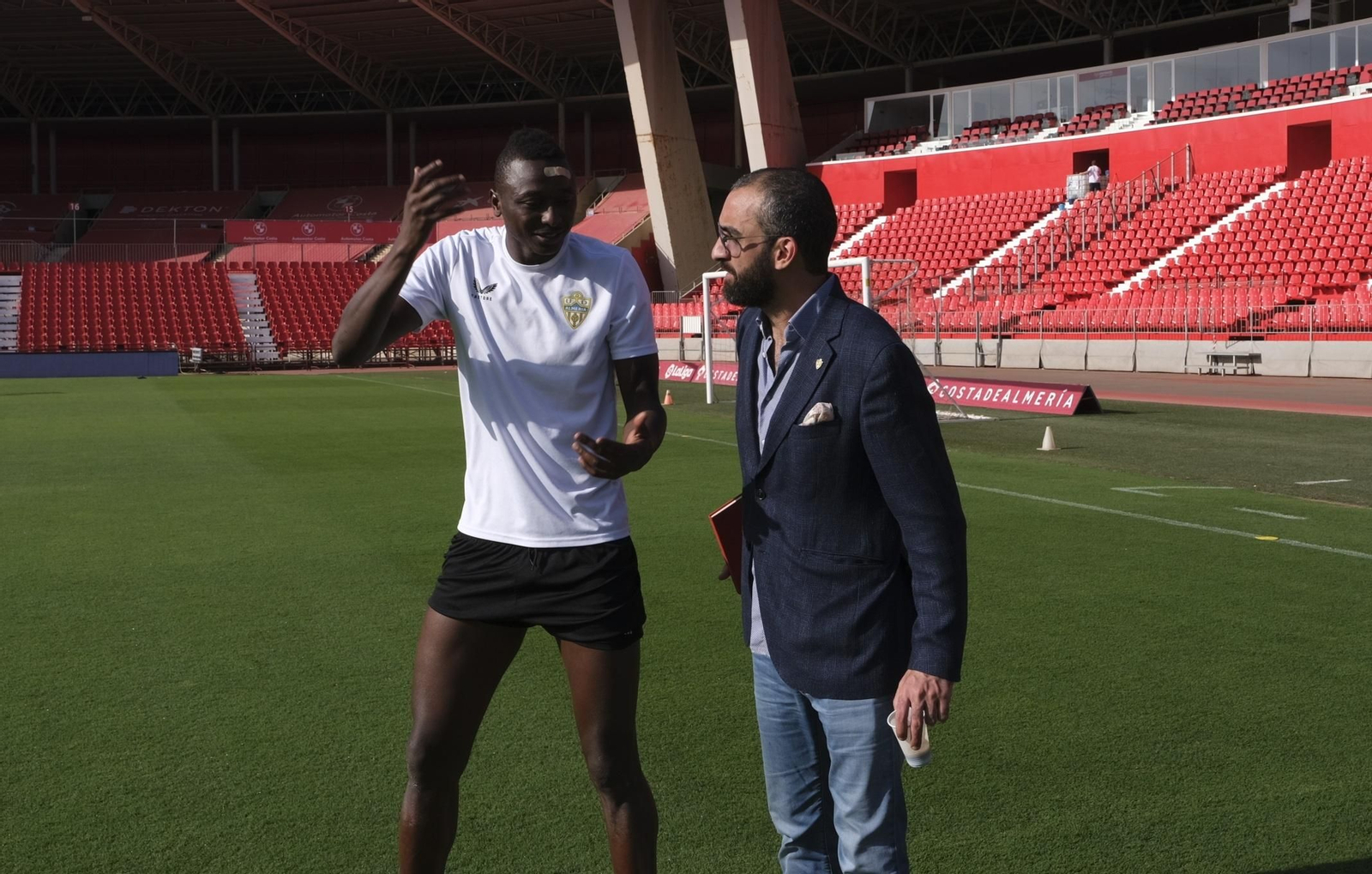 Sadiq charla con El Assy en un entrenamiento reciente