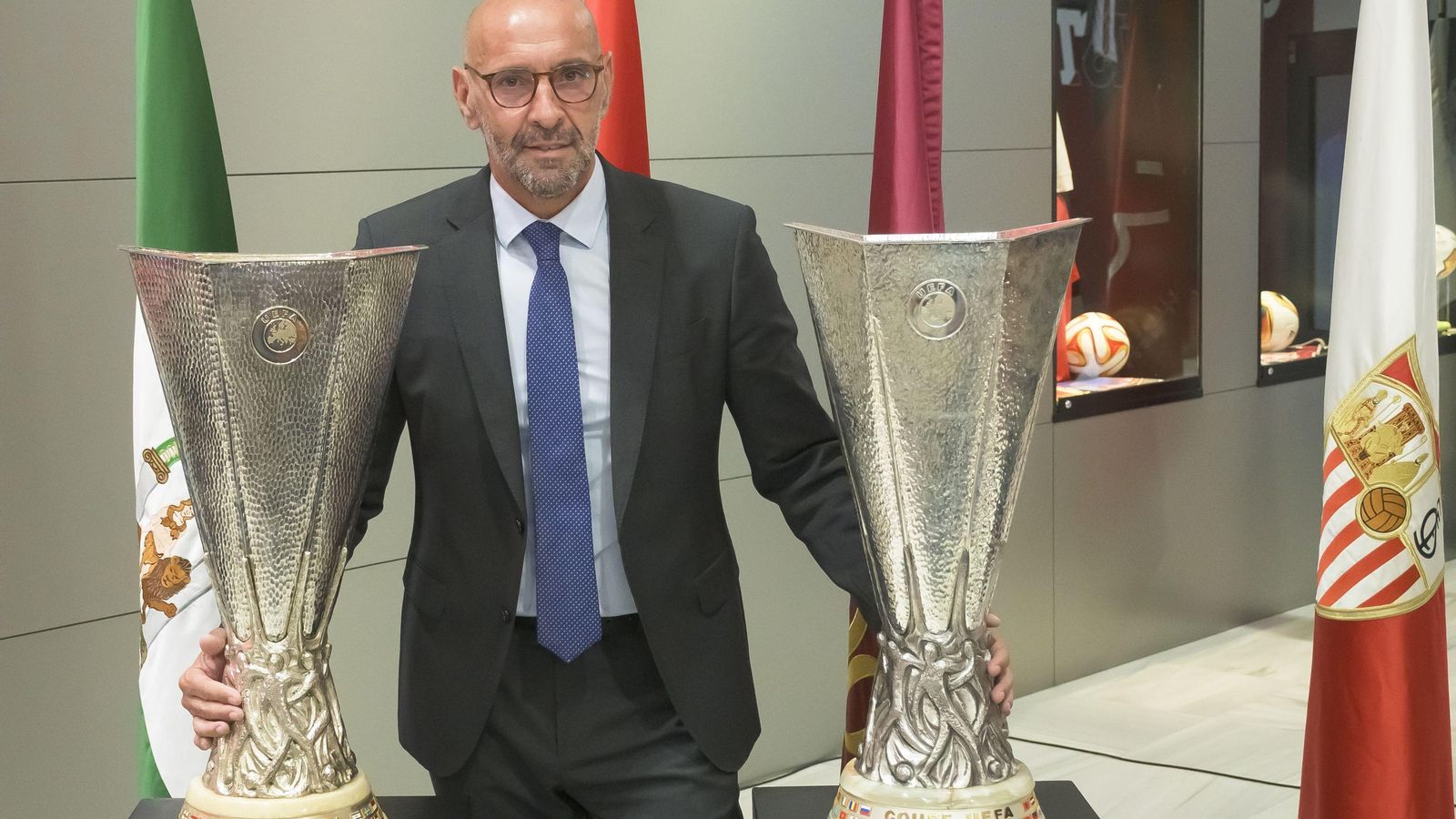 Monchi posa en su despedida con las dos Europa Leagues que ganó desde su regreso al Sevilla en 2019.