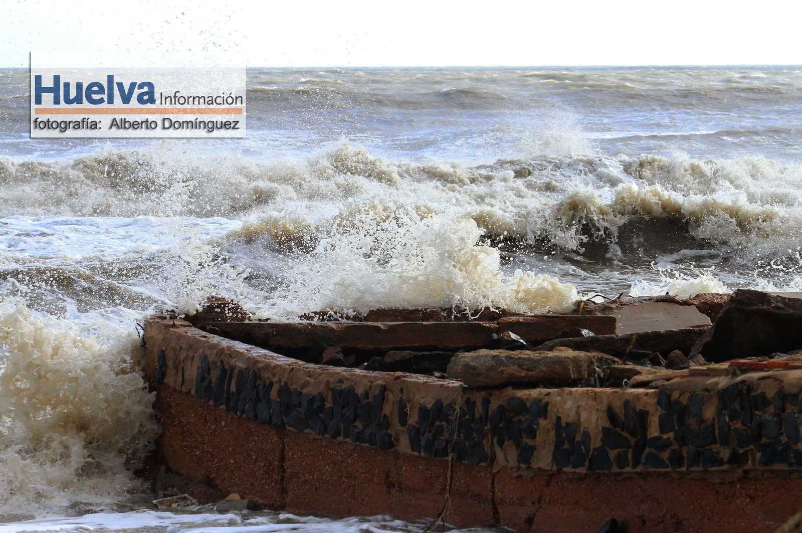 Imágenes de la visita de Rajoy y Susana Díaz a la playa de La Antilla