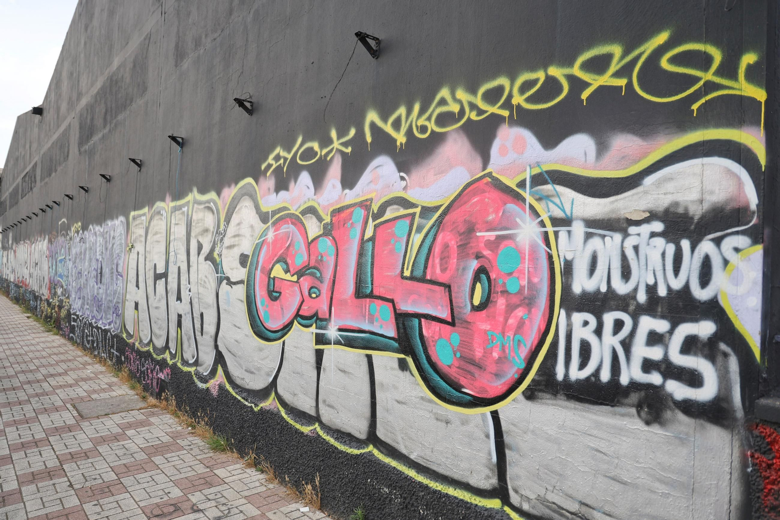 Los grafiteros se 'pisan', tapando una pintada de uno anterior. Los grafiteros se 'pisan', tapando una pintada de uno anterior.