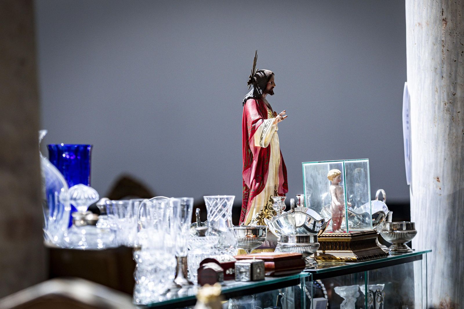 Imágenes del curioso mercadillo de antigüedades en el convento de Santo Domingo en Cádiz