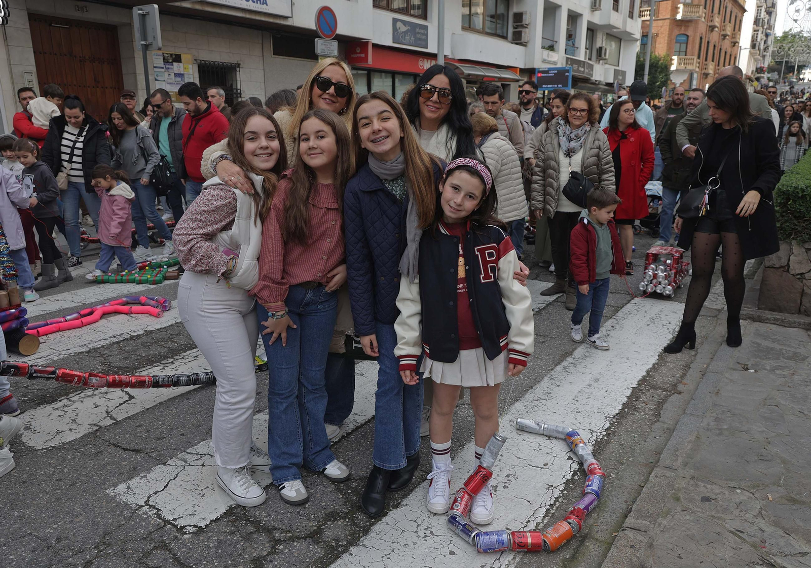 Búscate en las fotos del Arrastre de Latas 2025 en Algeciras