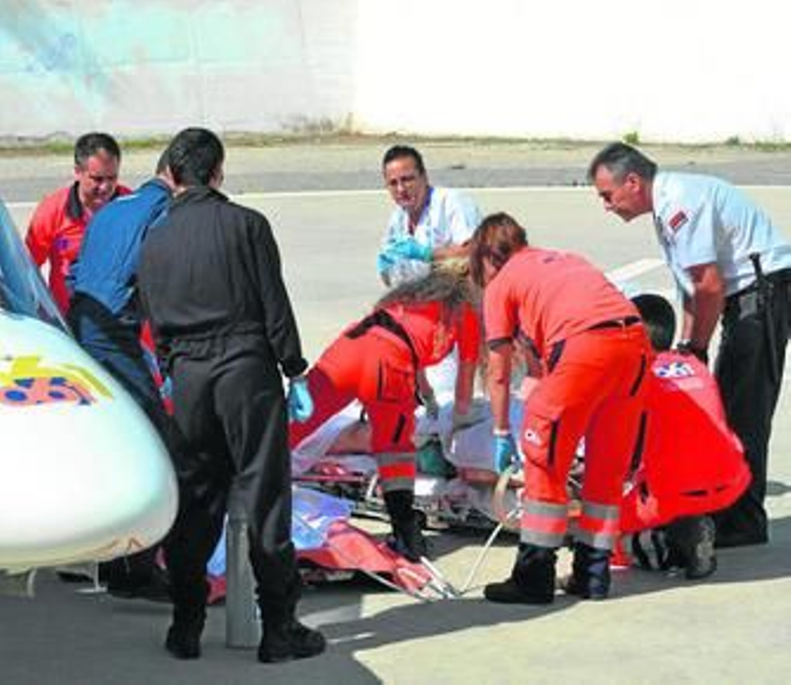 Bomberos y policía nacional en la fábrica de Ron Montero.