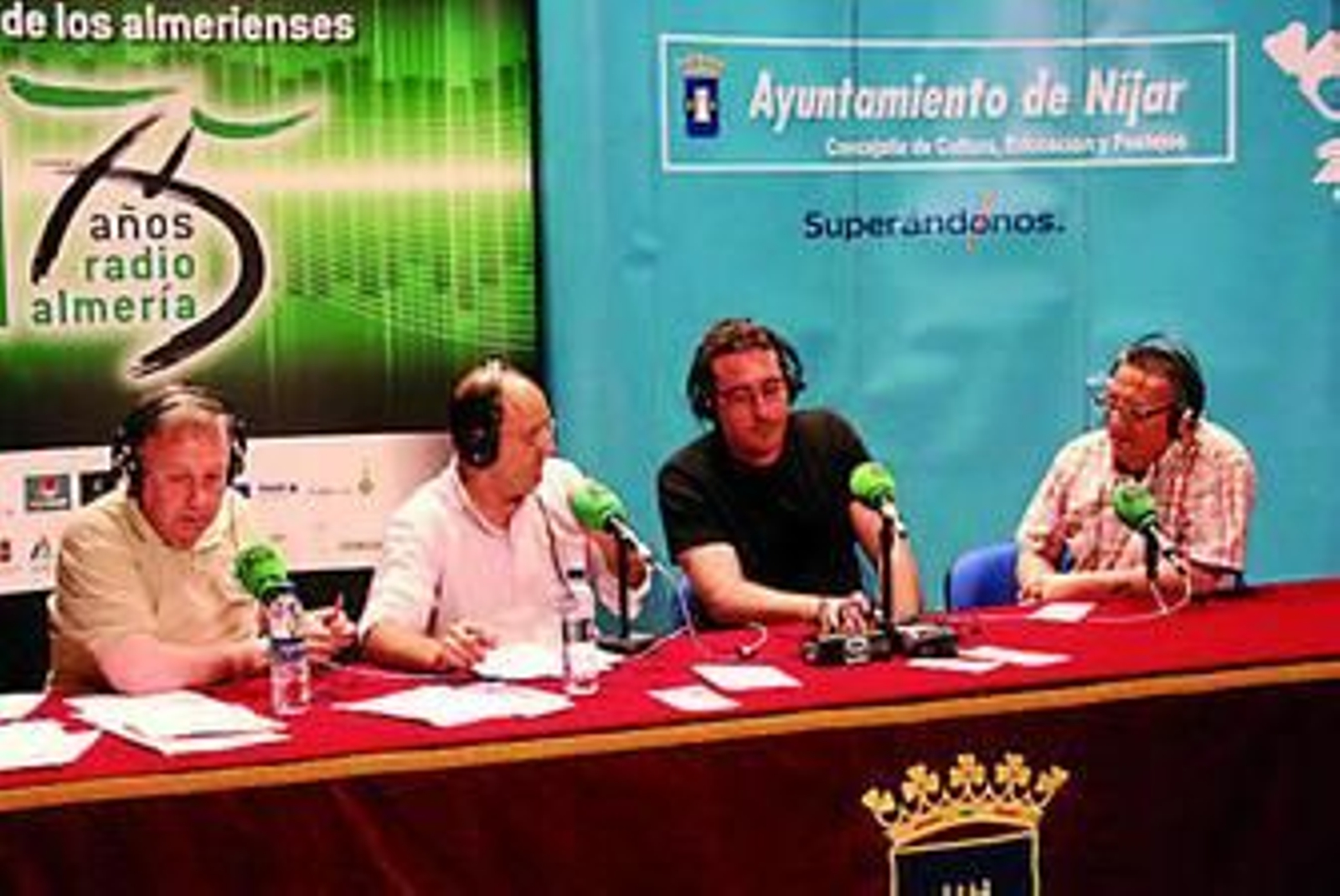 1. Al acto acudieron distintas personalidades del tejido asociativo, del mundo de la poítica y de la cultura. 2. Pepe Ballesteros y Juanjo del Arco condujeron el programa. 3. Un momento del programa.