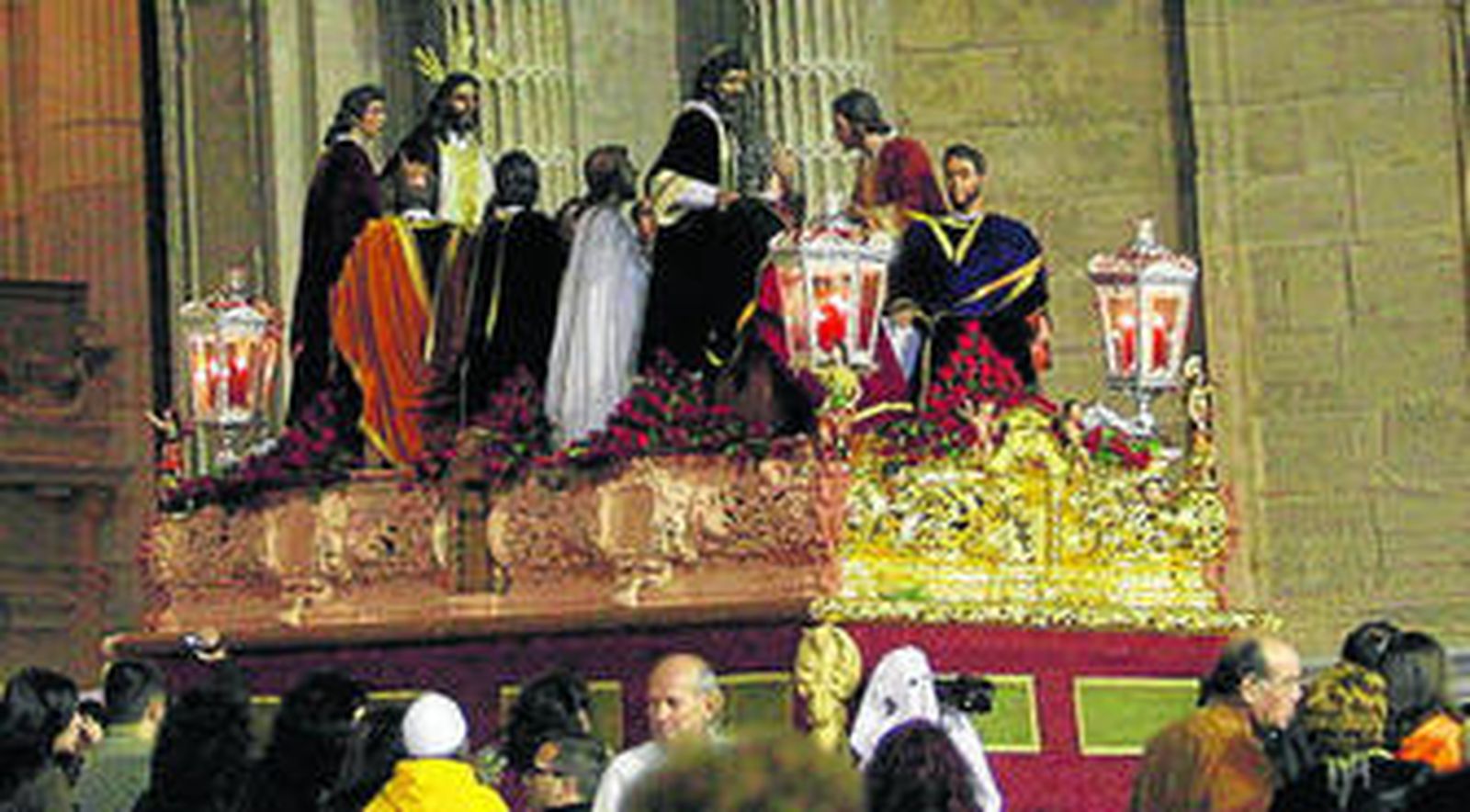 El misterio de La Cena, saliendo de Catedral en una imagen de 2008.