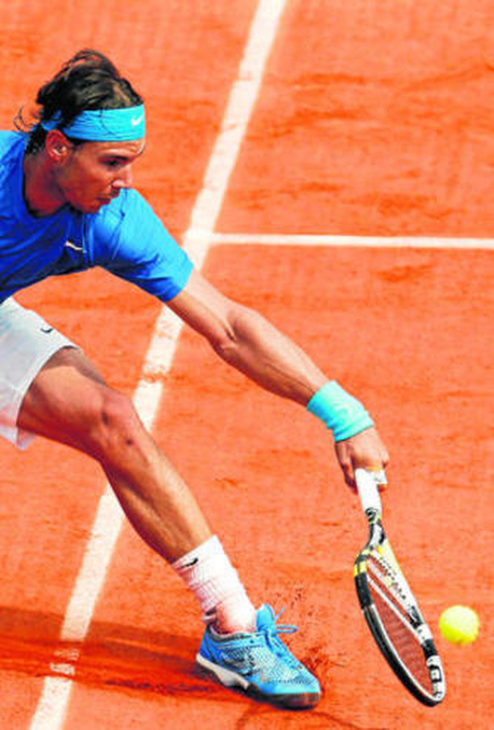 Rafael Nadal alcanza una bola durante su final ante el suizo Roger Federer.