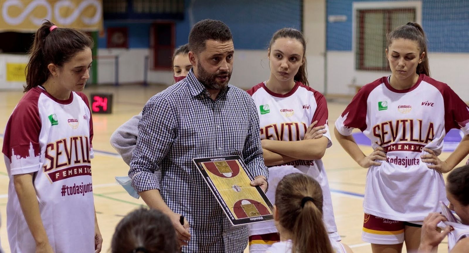 Fernando Planelles se dirige a sus jugadoras en el último partido contra el Paterna.