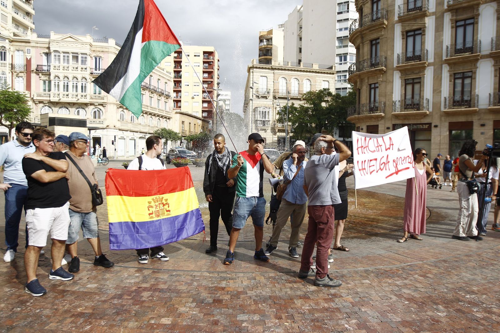 Manifestación en Almería por el derecho a la vivienda, en imágenes