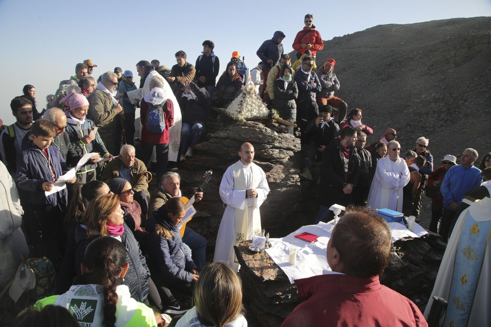 Decenas de persona participan desde la madrugada en la romería a mayor altitud del país, la de la Virgen de las Nieves