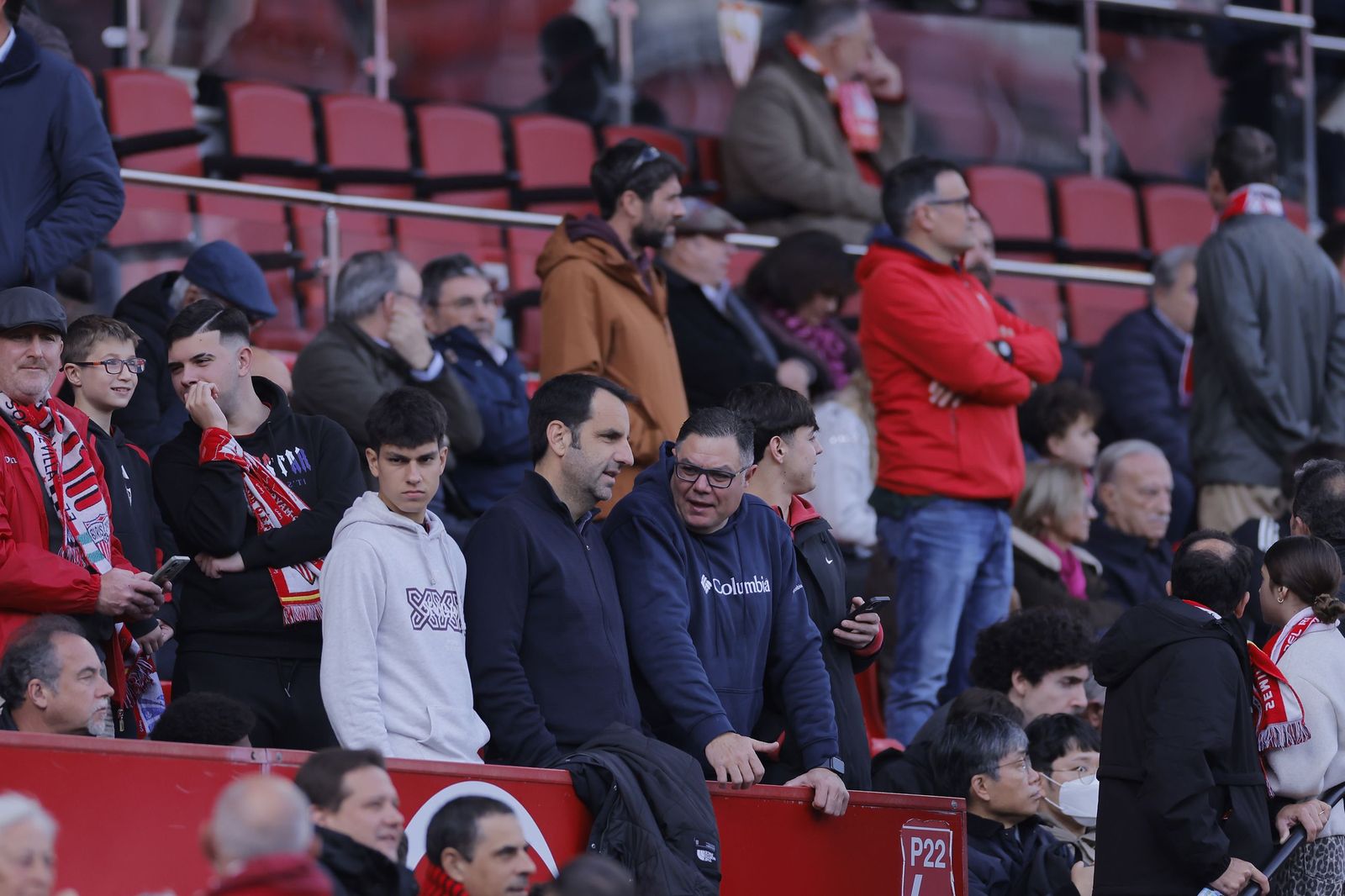 Búscate en las fotos del Sevilla - Girona