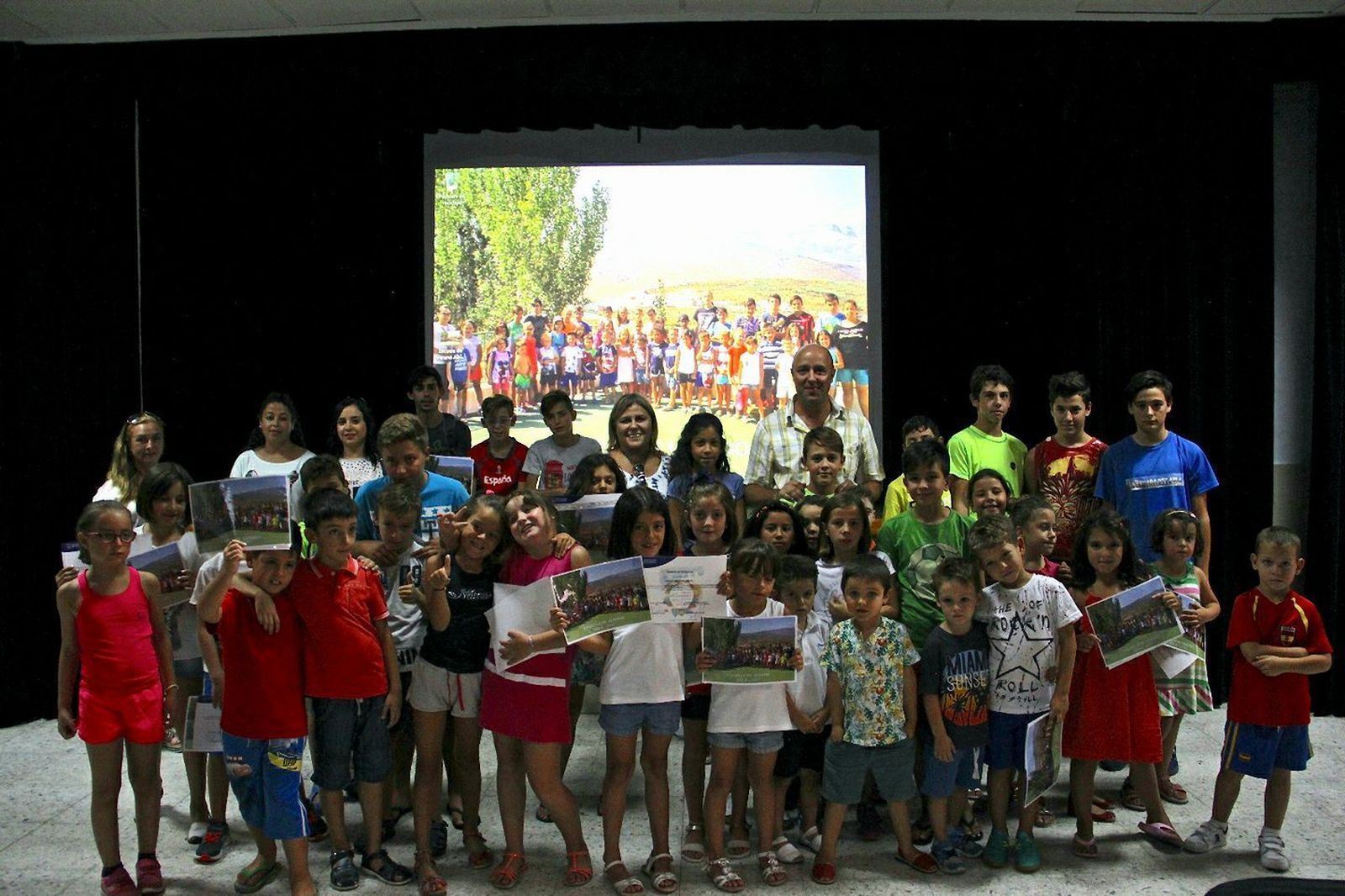 Los niños de la Escuela de Verano en la clausura acompañados por monitores y el alcalde Antonio Ortiz Oliva.