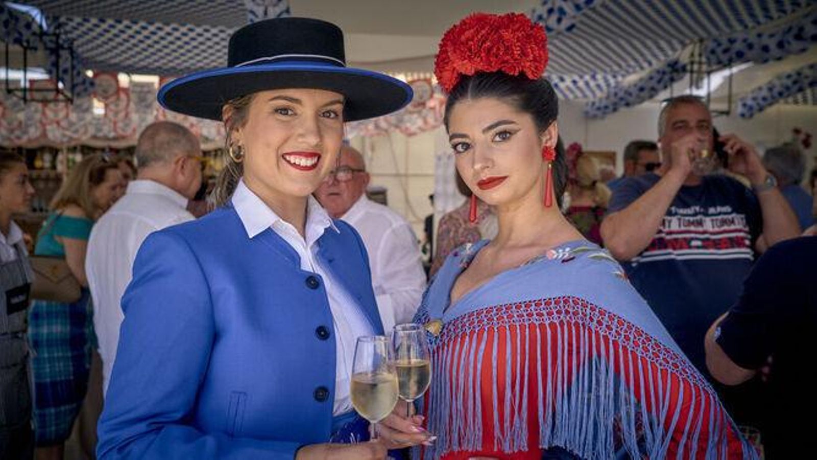Dos mujeres en la Feria de la Manzanilla de Sanlúcar.