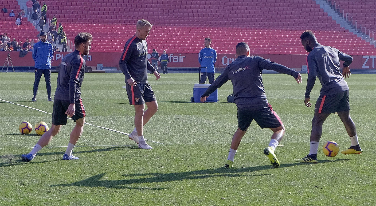 Multitudinario entrenamiento a puerta abierta del Sevilla en el Sánchez-Pizjuán