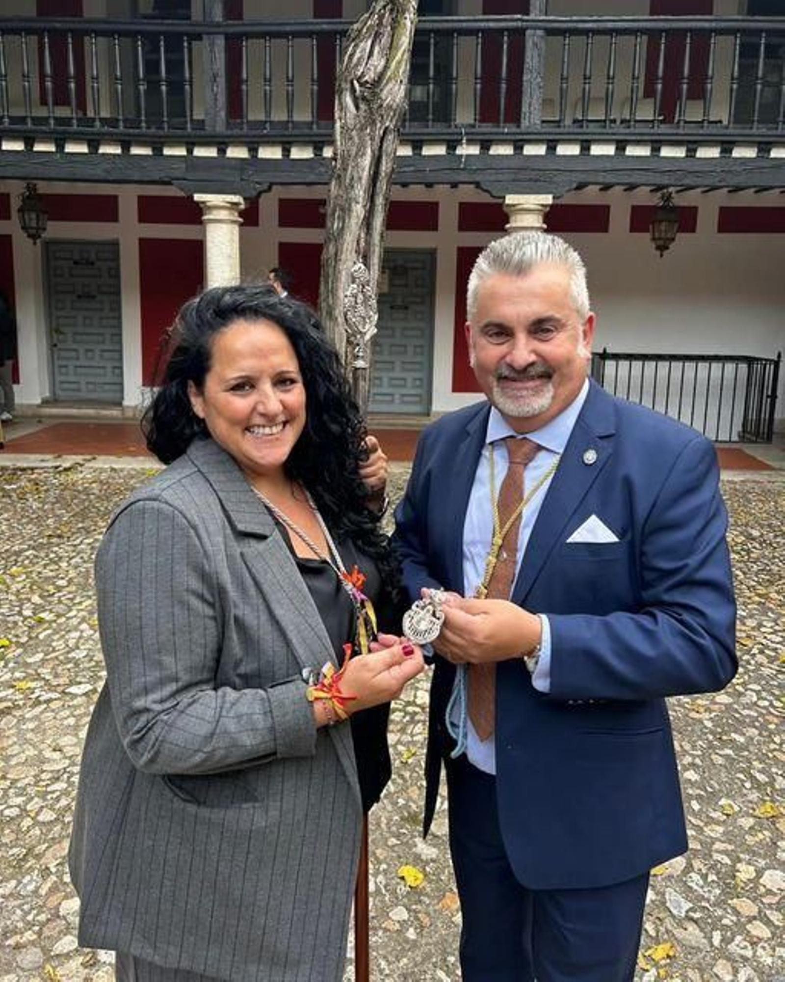 Azucena Rodríguez recobe la medalla de la Hermandad del Rocío de Segovia que despositará en la Antártida.