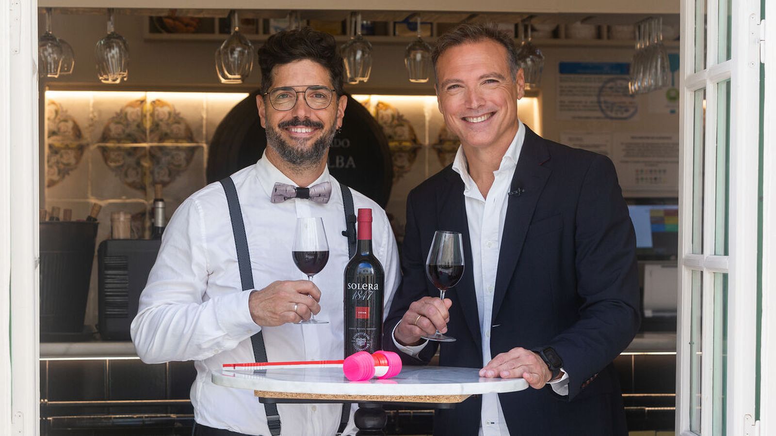 La chirigota ‘La última y nos vamos’  conquista el premio ‘Jurado con Solera’