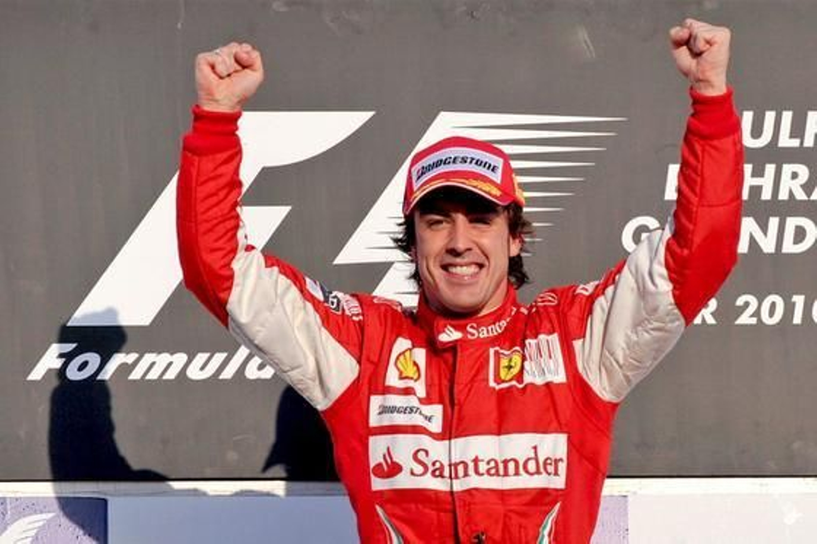 Fernando Alonso gana su primera carrera como piloto de Ferrari en Bahrein. / EFE