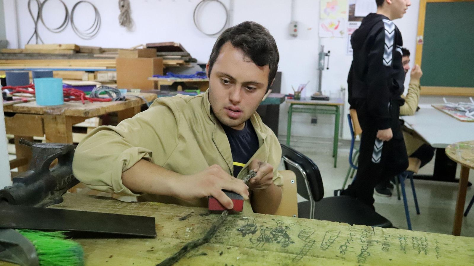 Iván lija una rama en el taller de carpintería de la etapa de Transición a la Vida Adulta.