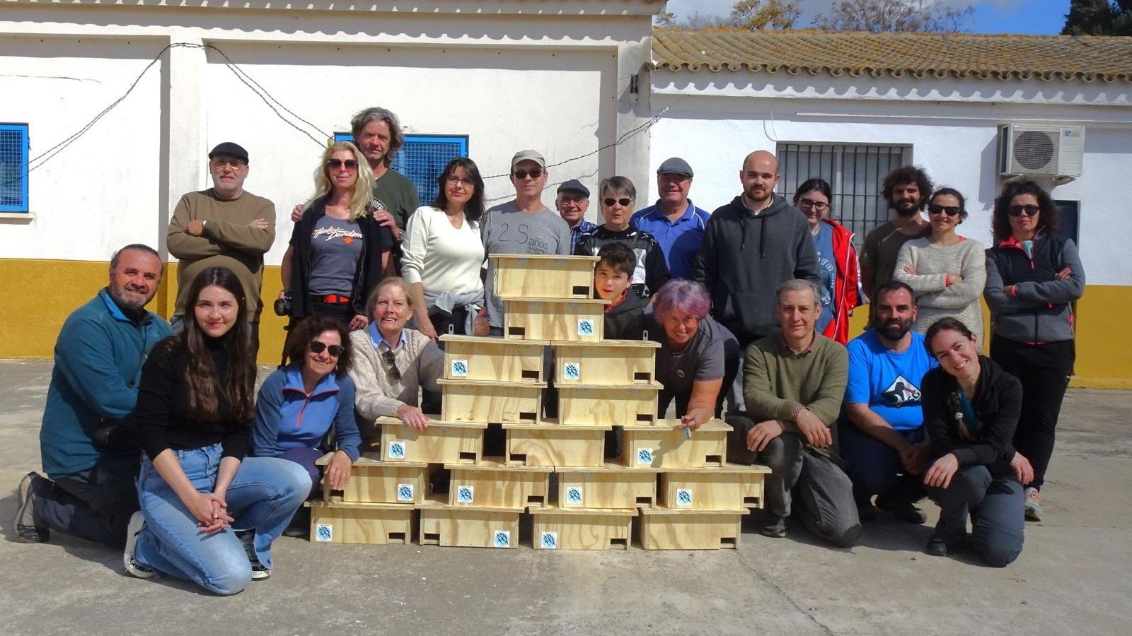 Un grupo de voluntarios, con las cajas nido que instalan en distintos puntos de la provincia.