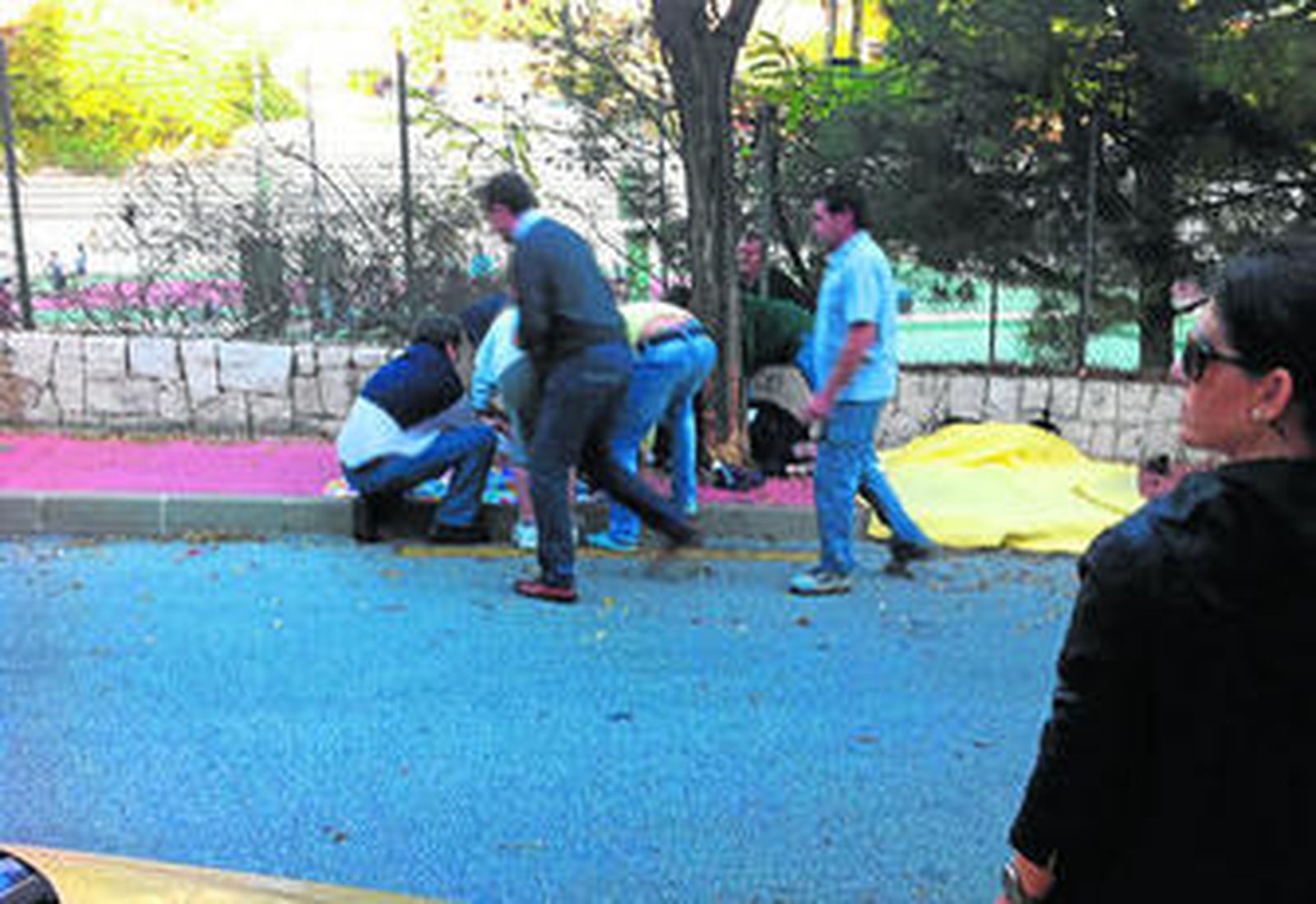 Testigos del accidente asisten al padre y al niño instantes después del siniestro.