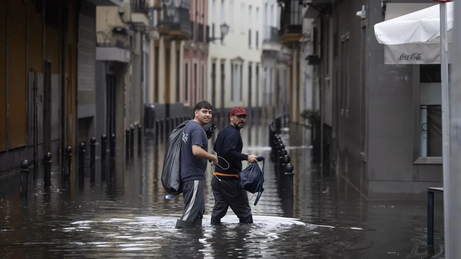 B DE BORRASCAS. Un tren de borrascas recorrió Andalucía durante el mes de marzo y dejó precipitaciones que hicieron de este mes el segundo más lluvioso, después de marzo de 2018, desde que se inició la serie histórica en 1961. La cara trágica de esas borrascas se ha vivido en el último fin de semana de año, con tres muertos en Málaga y Granada.