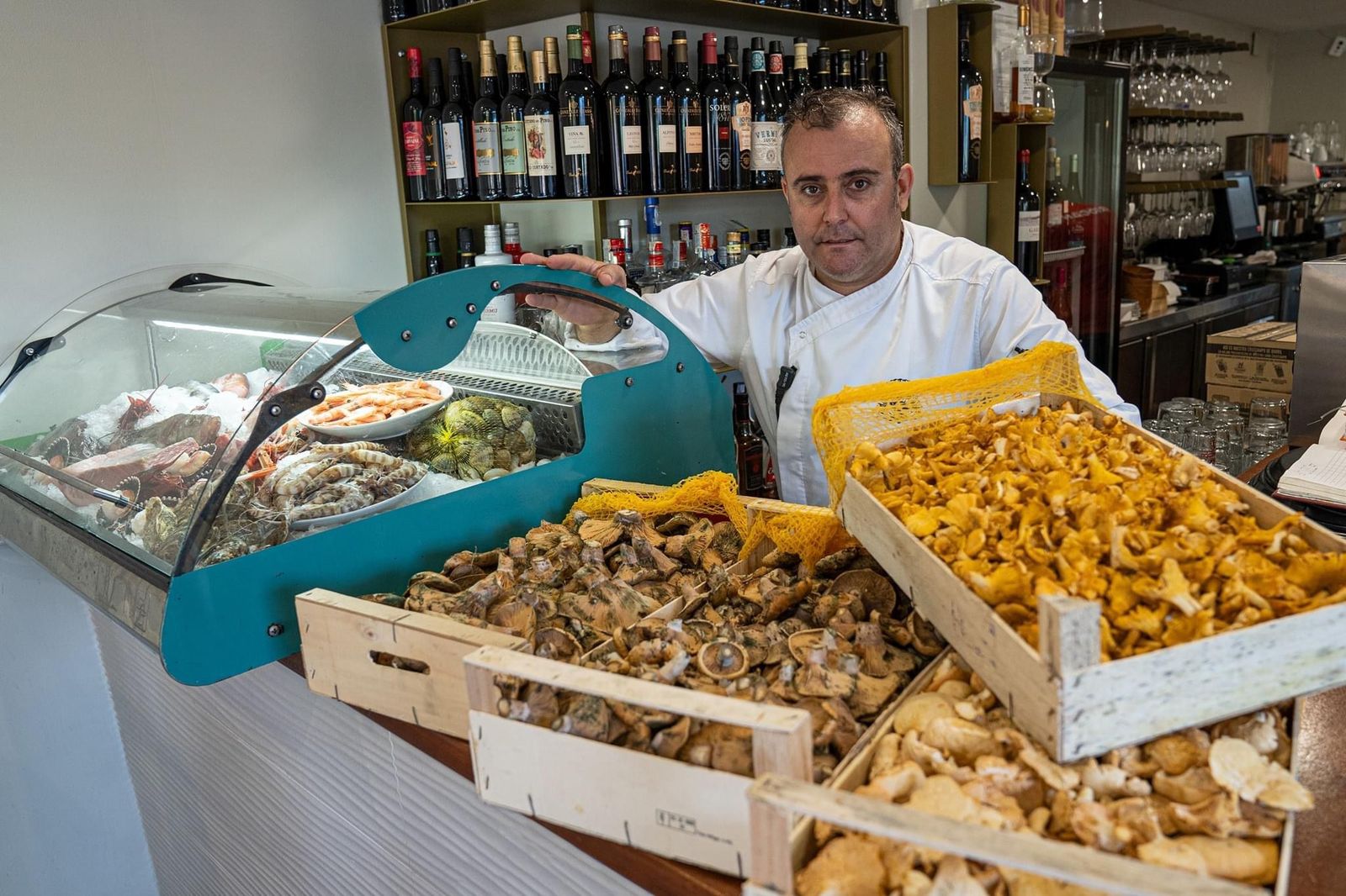 El chef Fran Oliva, con algunos de los productos que se degustarán en el encuentro.
